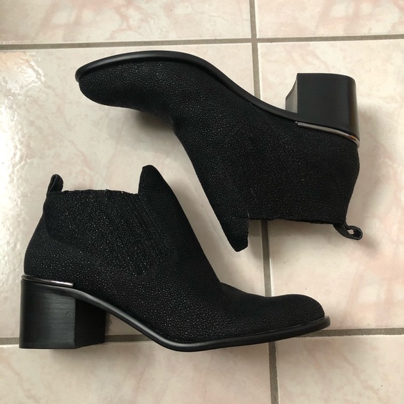 NEW Dolce Vita Textured Ankle Pointed Toe Booties - Picture 1 of 8